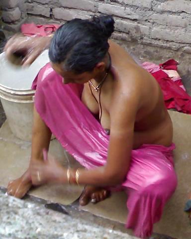 Indian wife bathing nude pics
