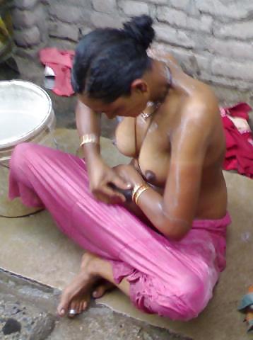 Indian wife bathing nude pics