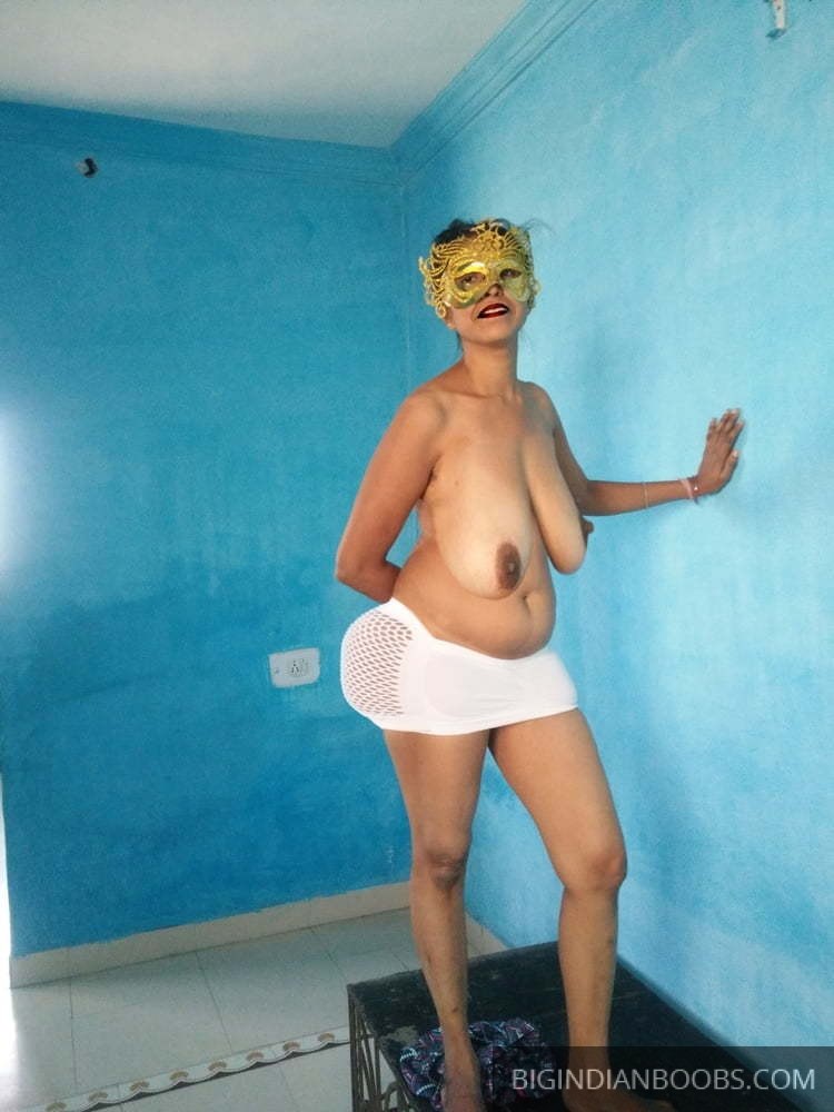 Indian girl Aruna showing her naked body