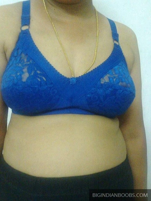 Indian Aunty showing her nude body pics